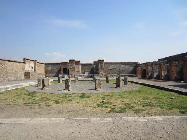 VII.9.7 and VII.9.8 Pompeii. Macellum. September 2005. Shop on south side containing Bronze Age skeletons.