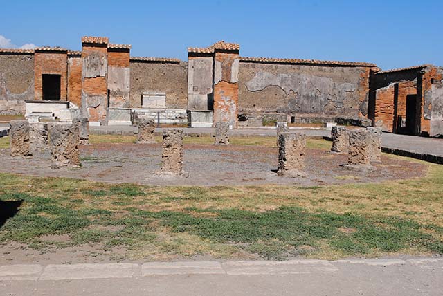 VII.9.7 and VII.9.8 Pompeii. Macellum. September 2005. Shop on south side containing Bronze Age skeletons.