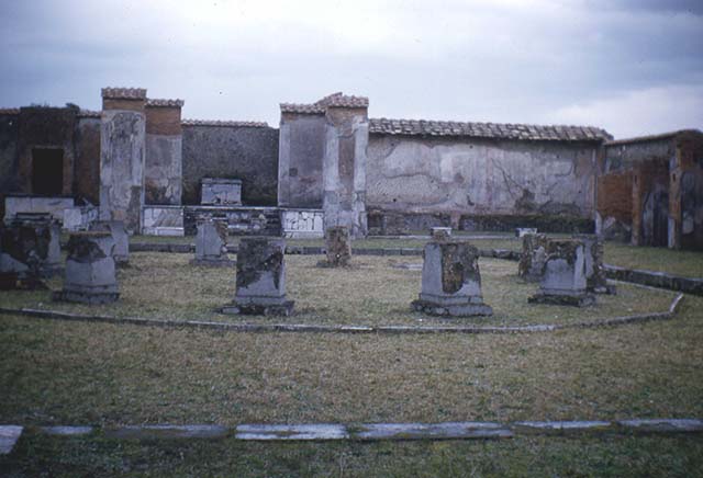 VII.9.7 and VII.9.8 Pompeii. Macellum. September 2005. Shop 3 on south side.