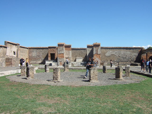 VII.9.7 and VII.9.8 Pompeii. Macellum. September 2005. Shop 5 on south side.