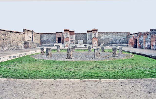 VII.9.7 and VII.9.8 Pompeii. Macellum. September 2005. Shop 7 on south side.