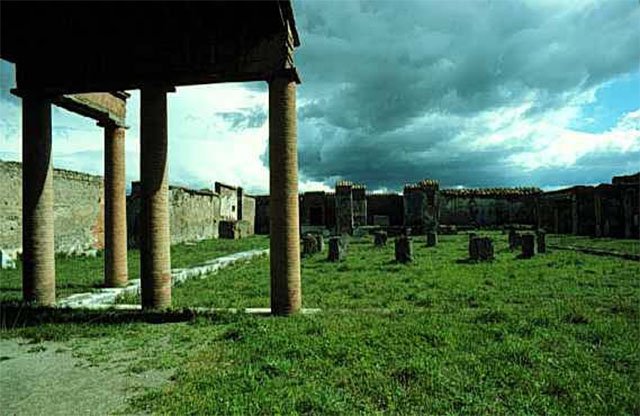 VII.9.7 and VII.9.8 Pompeii. Macellum. September 2005. Shop 10 on south side,