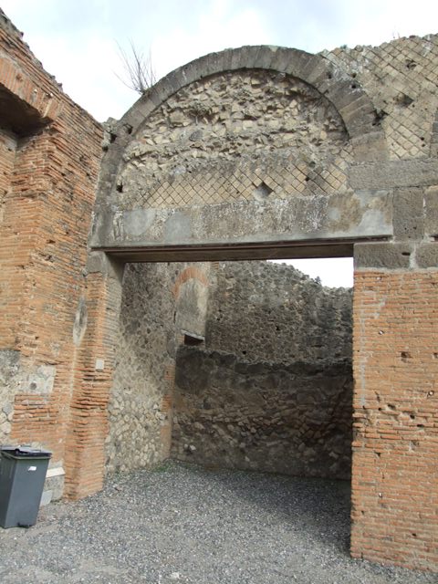 VII.9.12 Pompeii. September 2005. On the left can be seen a bench on north outside wall of VII.9.12, on Via degli Augustali.