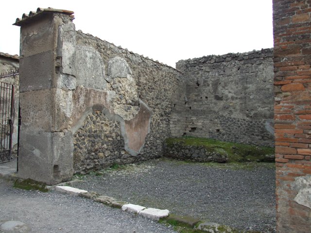 VII.9.18 Pompeii. December 2007. South wall, of rear room ?.According to Eschebach, this shop had a rear room. On the left of it was a two-sided hearth, and a latrine nearby.
