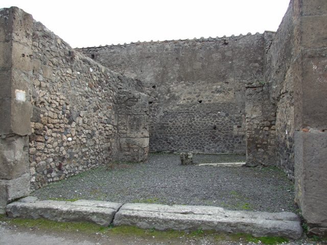 VII.9.20 Pompeii.  Shop.  September 2005.  Looking across shop to rear rooms.