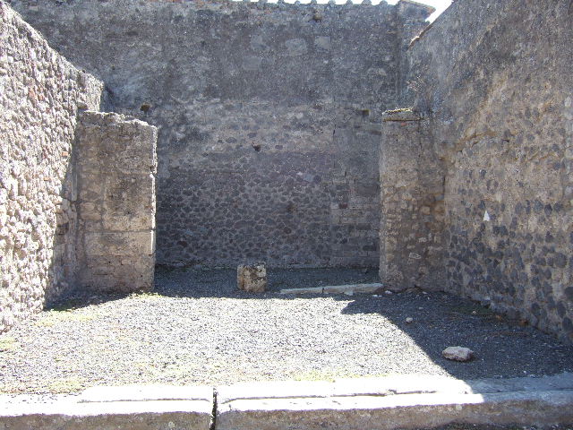 VII.9.20 Pompeii.  Shop.  December 2007.  East wall.