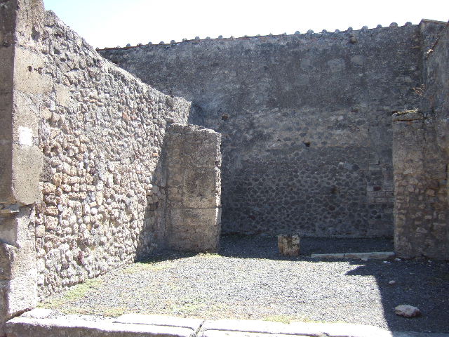 VII.9.20 Pompeii.  Shop.  December 2007.  West wall.