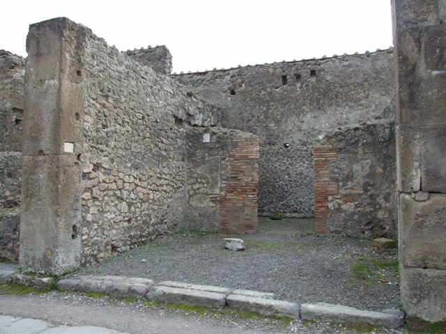 VII.9.21 Pompeii. December 2007. East wall of shop.