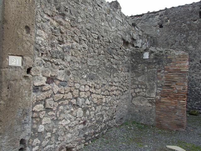 VII.9.21 Pompeii. Shop. September 2005. Shop.