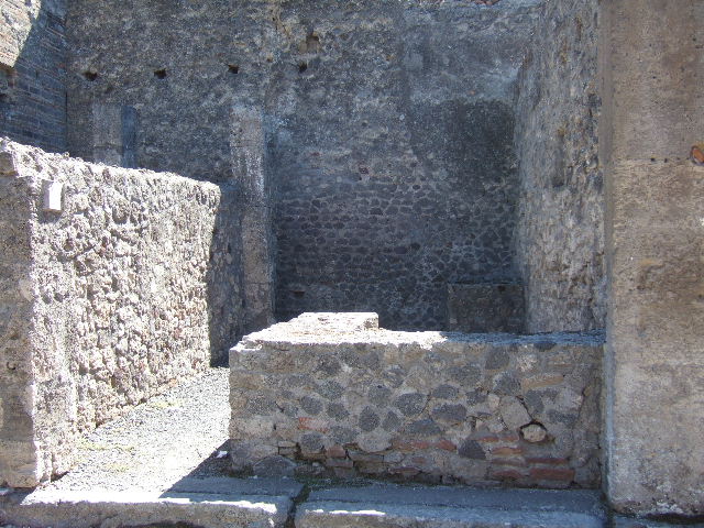 VII.9.22 Pompeii. December 2007. Looking south across two-sided masonry counter.