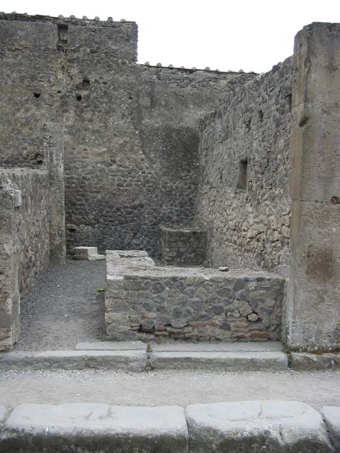 VII.9.22 Pompeii. December 2007. East wall, looking south.