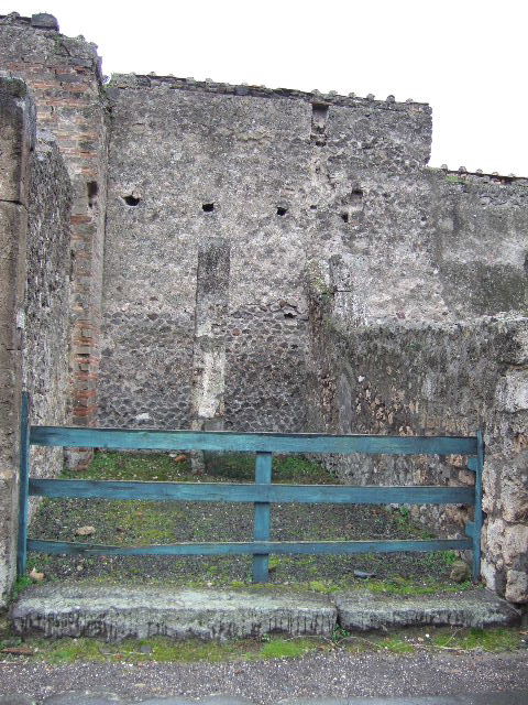 VII.9.23 Pompeii. Shop. September 2005. East wall.
