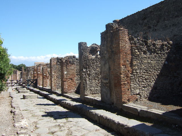 VII.9.24 Pompeii. December 2005. Looking south across shop.