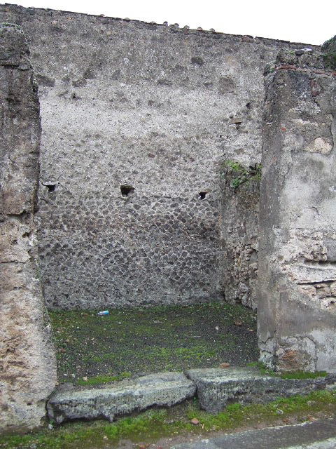 VII.9.25 Pompeii. December 2005. Looking towards south-east corner of shop. 