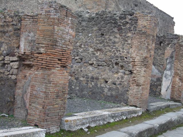 VII.9.28 Pompeii.  December 2007.   Pillar on right of entrance.