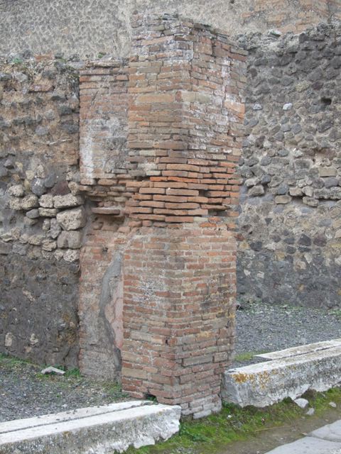 VII.9.28 Pompeii. December 2005. Looking south, on the left is a masonry counter with 3 urns against the east wall.  At the rear of the counter is a water basin and doorway to the rear room with a window in its north wall, on the right.
