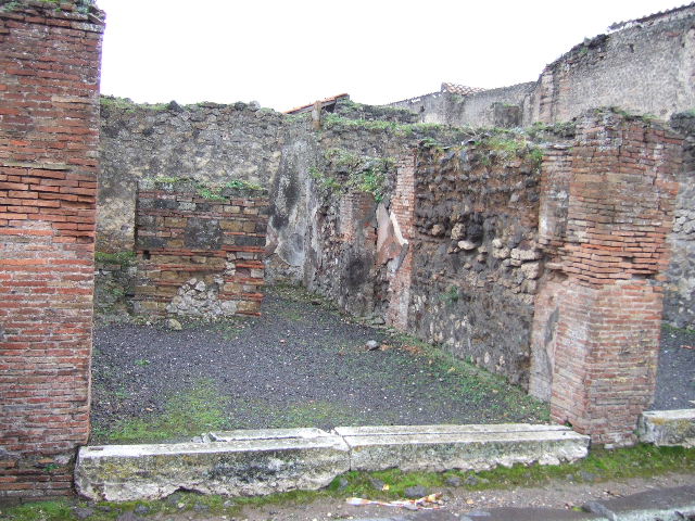 VII.9.29 Pompeii. September 2005. Looking south across shop. On the left, in the east wall is a doorway linking to VII.9.30.
