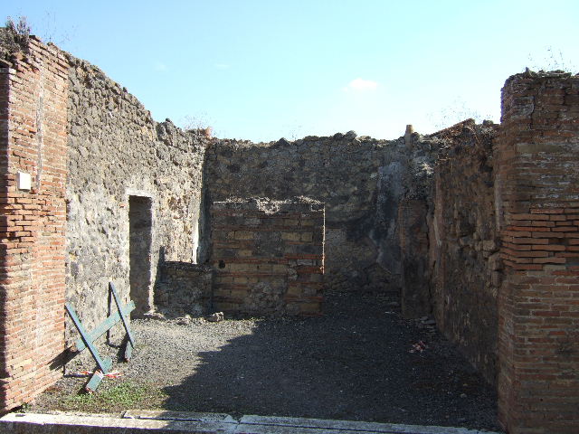 VII.9.29 Pompeii.  March 2009.  Looking through gap in south wall into rear room.