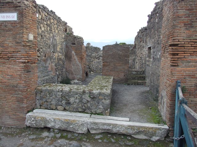 VII.9.30 Pompeii. September 2005. Groove in marble sill for shutter.