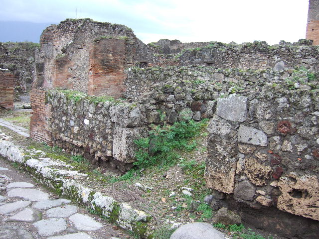 VII.9.35 Pompeii. December 2005. Looking west into entrance doorway to site of steps to upper floor. Nearby would have been a latrine.