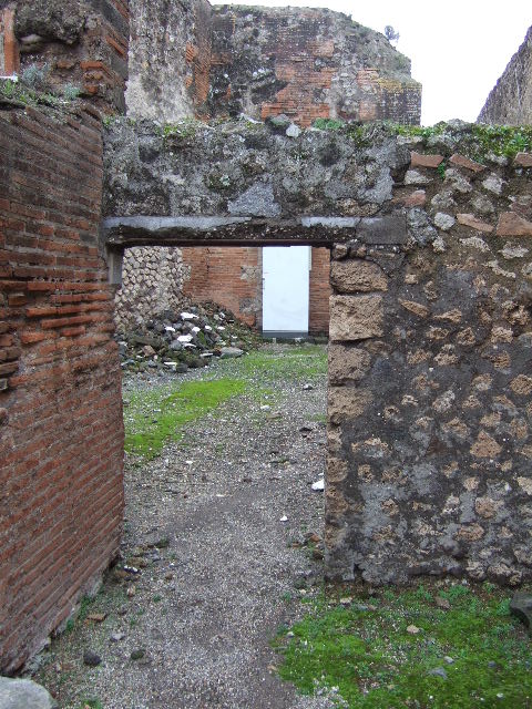 VII.9.43 Pompeii. December 2005. Looking west along corridor of north side, from entrance doorway.