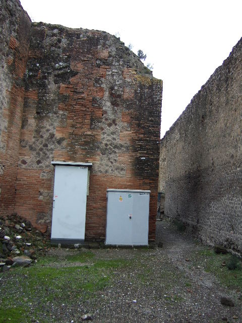 VII.9.43 Pompeii. December 2005. Rear of apsed wall of VII.9.3, looking south-west from entrance doorway.