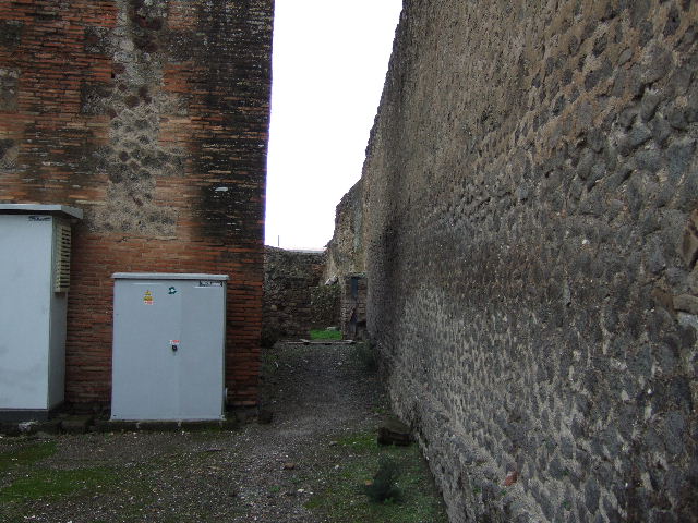 VII.9.43 Pompeii. December 2005. Looking south through doorway into room, the room below is on the left.