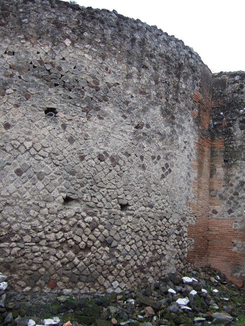 VII.9.43 Pompeii. December 2005. West end of room. At the rear is the apsed wall of VII.9.3.
