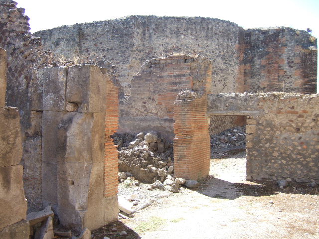 VII.9.44 Pompeii.  Looking east on Vico del Balcone Pensile.
