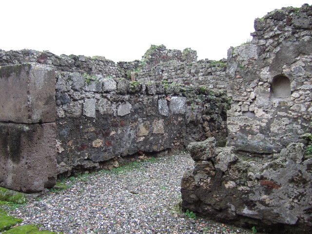 VII.9.49 Pompeii. December 2005. South west corner.