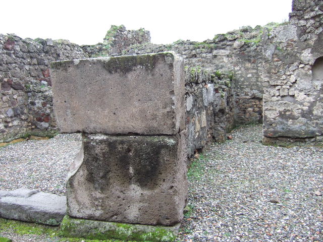 VII.9.50 Pompeii. December 2005. Entrance and east wall of shop.