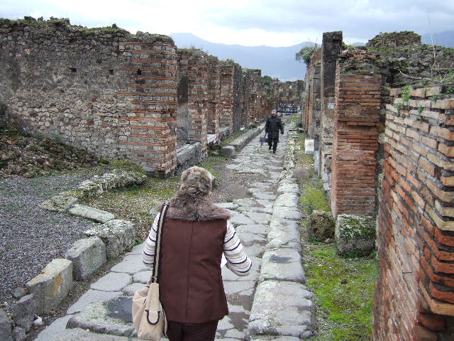 VII.9.55 Pompeii. Shop on Vicolo di Eumachia. Photographed 1970-79 by Günther Einhorn, picture courtesy of his son Ralf Einhorn.