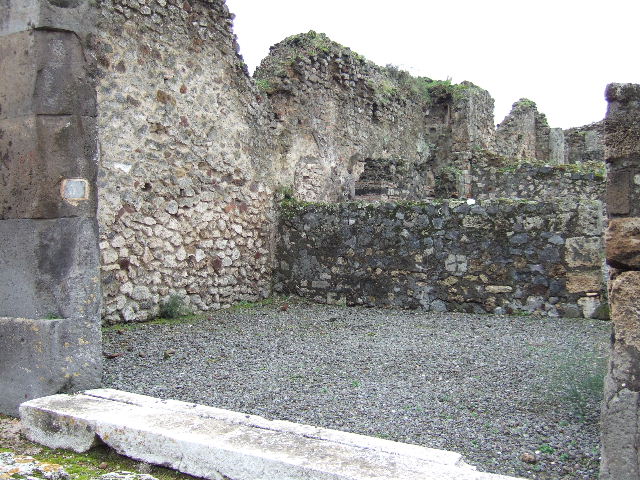 VII.9.58 Pompeii. December 2005. Looking west across shop towards doorway to rear room. 