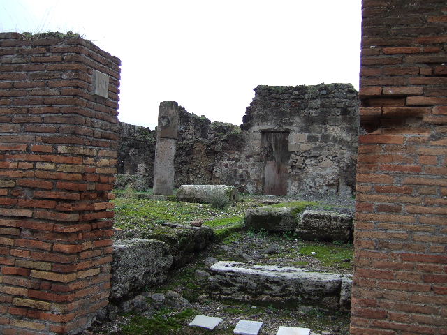 VII.9.60 Pompeii. December 2005. Looking west into peristyle area.