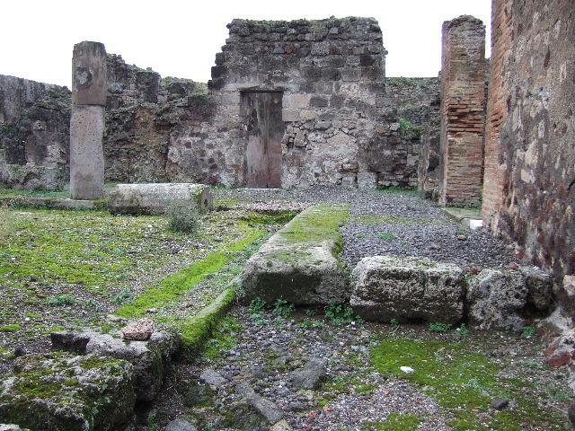 VII.9.60 Pompeii. December 2005. Looking south across peristyle.