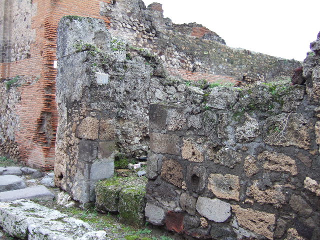 VII.9.61 Pompeii. December 2005. Looking west. Entrance doorway at VII.9.62 is on the left side of the room.
