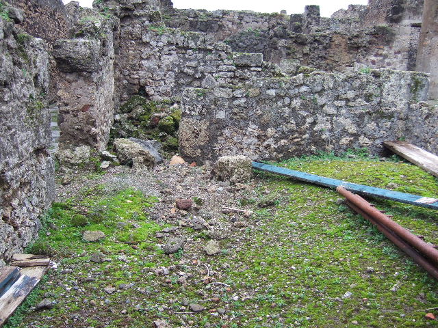 VII.9.61 Pompeii, at bottom left. December 2004. Taken from top of Eumachia’s building