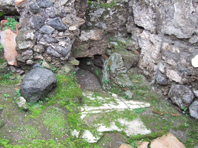 VII.9.63 Pompeii, December 2004. Looking north to atrium from entrance fauces.