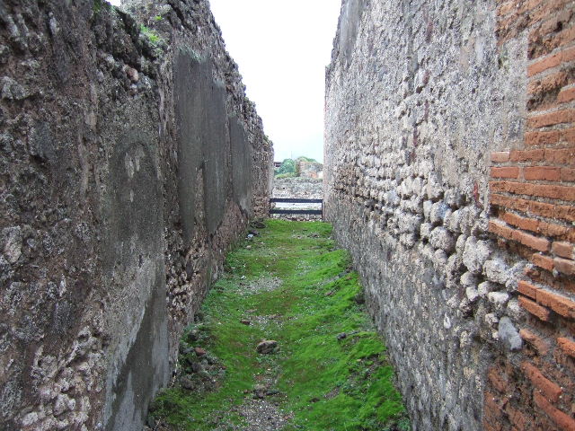 VII.9 end of Vicolo degli Scheletri, looking west towards VII.9.66, Pompeii. December 2005.