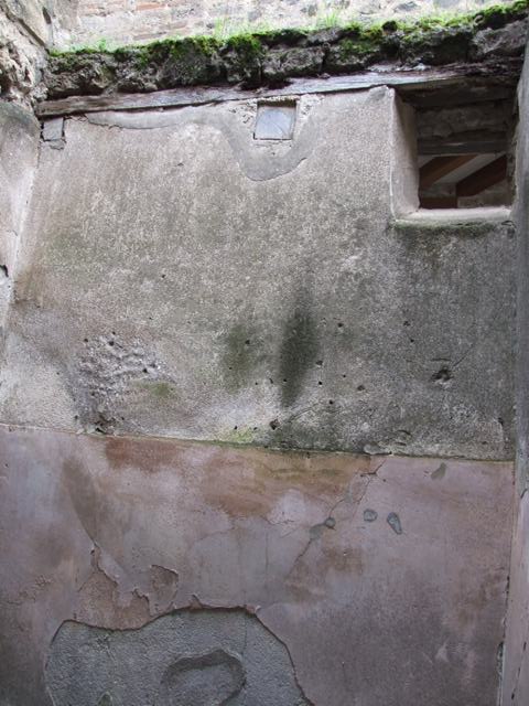 VII.11.14 Pompeii. March 2009. Room 8, atrium area, looking north across to wide fauces of VII.11.11. A doorway to a cubiculum is on either side of the entrance doorway.