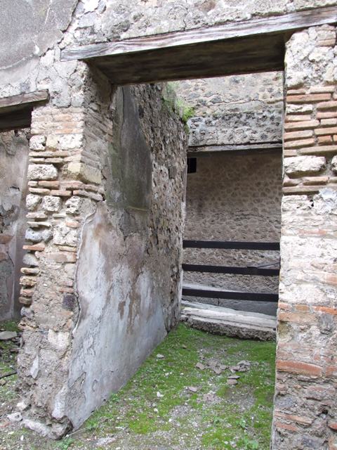 VII.11.14 Pompeii. March 2009. Room 10. Cubiculum on east side of entrance fauces.