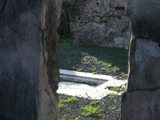 VII.12.21 Pompeii. December 2007. Entrance to room on west side of atrium.