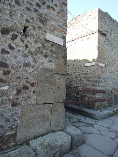 VII.13.14 Corner of Vico della Maschera and Vico degli Scheletri.