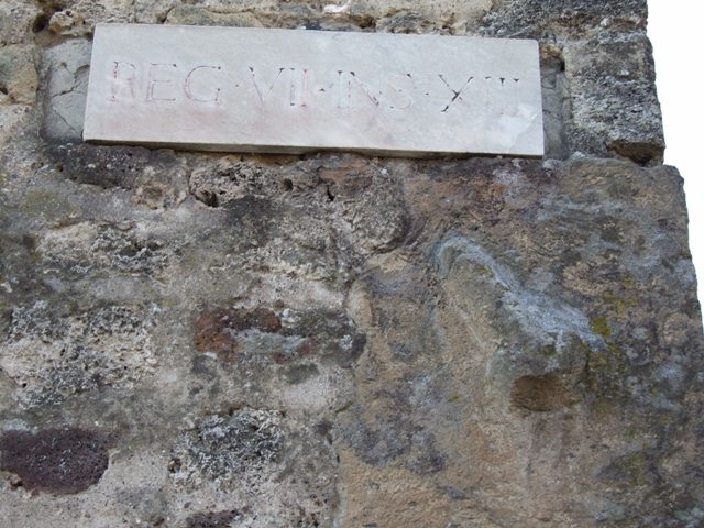 VII.13.14 Pompeii. December 2006. Stone block with inscription “LIBANIS FELAT A . II”.   Picture rotated 90 degrees to the right for readability. The Epigraphik-Datenbank Clauss/Slaby (See www.manfredclauss.de) records an inscription: Libanis / fel(l)at / a(ssibus) II      [CIL IV 2028 (p 704)]
