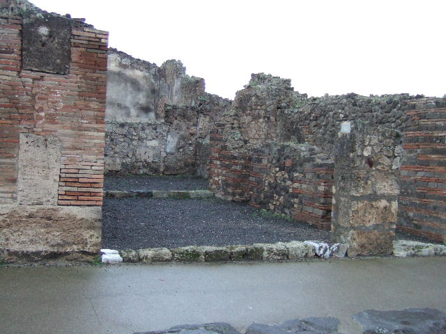VII.14.6 Pompeii. May 2005. East wall with doorway to latrine under staircase at VII.14.7.

