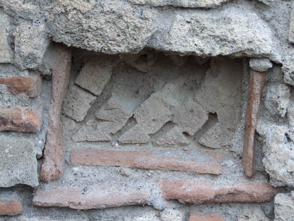 VII.14.10 Pompeii. May 2006. Niche in north wall. According to Eschebach, this niche was a lararium.
See Eschebach, L., 1993. Gebäudeverzeichnis und Stadtplan der antiken Stadt Pompeji. Köln: Böhlau. (p.340)
