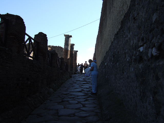 VII.16. Pompeii. September 2005. Looking east along Via Marina from inside the Marine Gate.