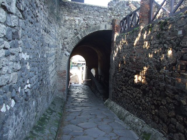 Pompeii. September 2005. Porta Marina and remains of columns of Portico outside VII.16.1. Taken from Temple of Venus