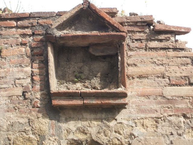 VII.16.7 Pompeii. December 2006. Two arched niches, display shelving and counter with urn.