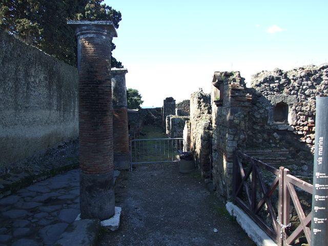 VII.16.7 Pompeii. December 2006. Counter and urn, looking north.
